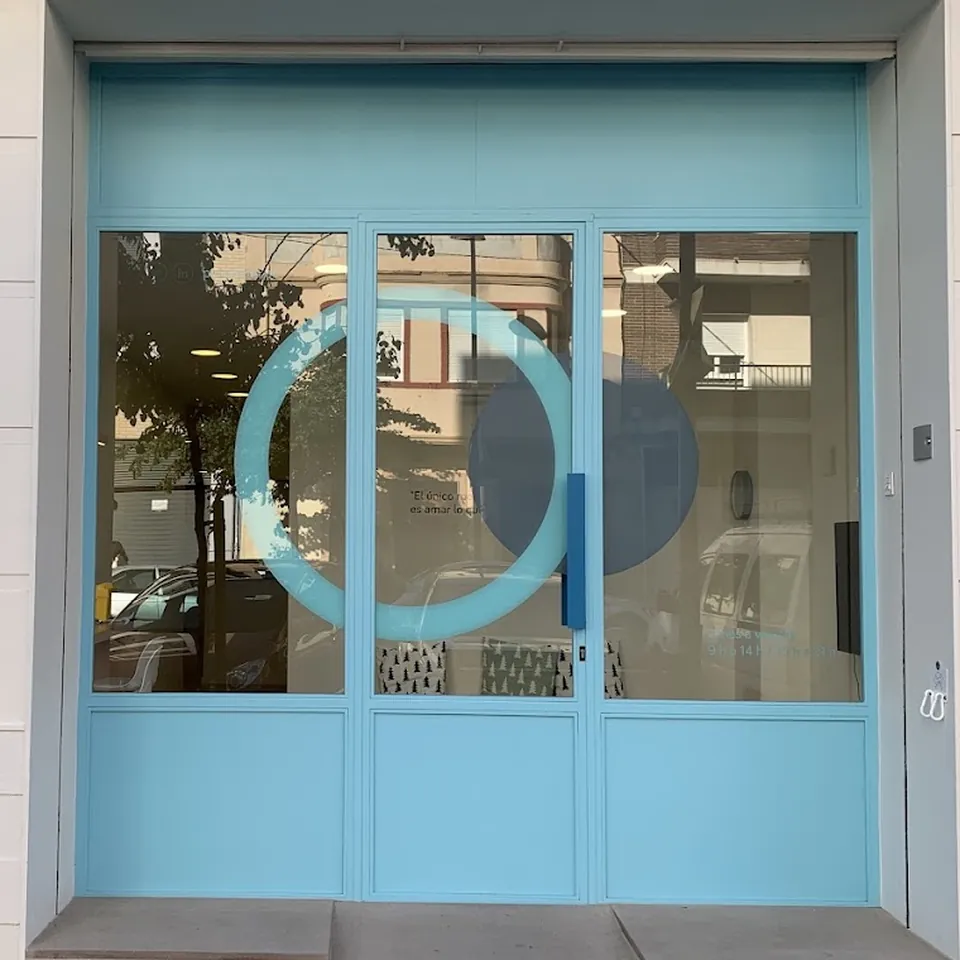 Fachada de Psicoaula en la calle Rey Don Jaime de Meliana, con el anillo y el círculo azul en la vitrina